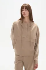 Buzo negro con capucha, cuello alto con broches, manga larga y bolsillo canguro frontal.