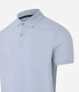 Remera polo de hombre, corte slim, color gris claro, confeccionada en tejido de media malla acanalada de algodón.
