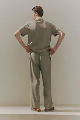 Remera color beige de punto suave con cuello redondo con ribete acanalado y bajo recto.