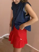 Minifalda marrón de lino con cintura alta y volado en el ruedo.