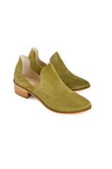 Botín sin cordones de cuero gamuzado verde oliva, con escote curvado y punta afilada. Tiene un mini tacón de madera de 3 cm y suela flexible.