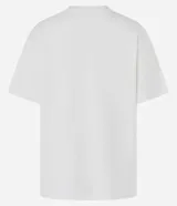 Remera blanca oversized de mangas cortas, confeccionada en algodón peruano, con cuello redondo y sin estampa.