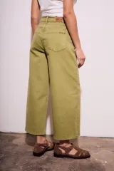 Pantalón jean color verde oliva, de corte wide leg y tiro medio.