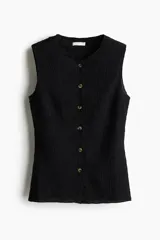 Chaleco negro entallado de punto texturizado con cuello redondo y botones frontales.