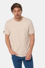 Remera celeste de manga corta con cuello redondo y bordado pequeño en el pecho. Corte clásico.