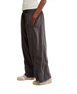 Pantalón color verde claro, amplio y de caída ligera con elástico en la cintura y largo hasta los tobillos.