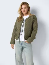 Chaqueta acolchada color verde militar, con cuello redondo y cierre frontal con lazos. Tiene bolsillos frontales y forro interior de poliéster.