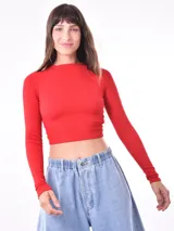 Remera negra de manga larga y cuello alto.