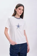 Remera blanca de manga corta con cuello gris y estampa de una estrella azul en el centro. Corte recto y clásico.