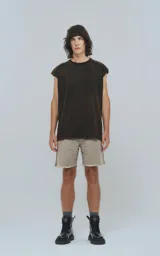 Remera manga corta color marrón óxido con recortes en delantero y mangas, confeccionada en algodón con efecto gastado y calce oversize.