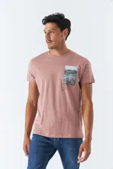 Remera blanca de algodón con cuello redondo y estampado rectangular con imagen de una carretera y texto en el frente.