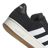 Championes Adidas Grand Court Alpha negros con las tres tiras blancas en los laterales.
