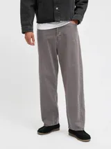 Jean de calce baggy de tiro alto, color gris. Diseño clásico de cinco bolsillos y cierre con botones. Pierna ancha desde el muslo hasta el ruedo para un fit relajado y actual. Lavado suave para mayor comodidad y acabado limpio. Marca Jack & Jones.