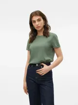 Remera verde militar de algodón orgánico con cuello redondo, mangas cortas con dobladillo y calce regular.