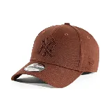 Gorra de béisbol marrón con logo de los New York Yankees bordado en el frente y logo de New Era bordado en el lateral.