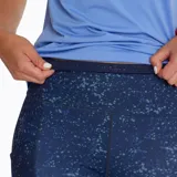 Calza larga deportiva azul con estampado abstracto, bolsillos laterales abiertos, cintura elástica con gel de silicona y logo reflectante.