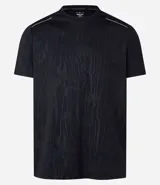 Remera deportiva gris con cuello redondo, mangas cortas, estampa heat print y detalle en los hombros. Confeccionada en tejido de malla con tecnología Dry.