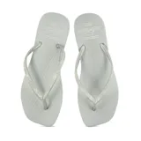 Chinelas plateadas con plataforma lisa y tiras finas con glitter.