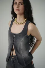 Top negro de jean con breteles finos, escote cuadrado y cierre frontal con cordones.