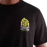 Remera negra de manga corta con cuello redondo y estampado pequeño en el pecho de una fogata con el logo de Santa Cruz Skateboards.