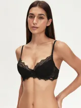 Soutien negro de encaje con aro y breteles regulables.