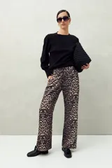 Sweater negro de tejido de punto con mangas abullonadas y puños elastizados.
