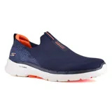 Zapatillas deportivas Skechers GOwalk 6 color azul marino, con detalles en naranja y blanco. Diseño slip-on con tecnología Stretch Fit, media suela Ultra Go, plantilla Air-Cooled Goga Mat y tecnología Hyper Pillar.