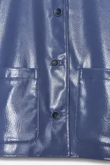 Cazadora azul de cuello solapa y manga larga. Tiene bolsillos de parche en el delantero y cierre frontal con botones.