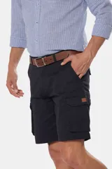 Bermuda cargo azul marino confeccionada en 98% algodón y 2% spandex, con bolsillos laterales.