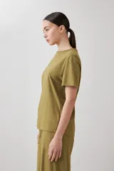 Remera manga corta verde oliva de corte recto.