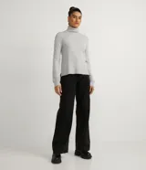 Polera marrón de punto con cuello alto y mangas largas.