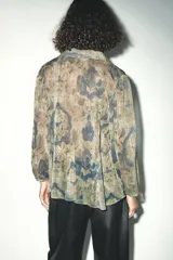 Camisa de manga larga con cuello solapa y estampado abstracto en tonos verde, marrón y azul.