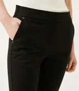 Pantalón de vestir color verde claro, de corte recto, con bolsillos laterales y traseros.