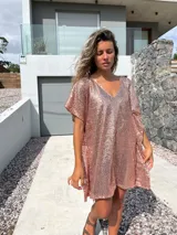 Túnica poncho corta de lentejuelas doradas con escote en V y mangas cortas amplias.