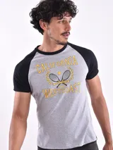 Remera gris con mangas raglán negras y estampado frontal con texto "California Westcoast" y raquetas de tenis.
