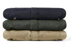 Campera de algodón verde oscuro con cierre de botón y cuello de cordero, cuenta con bolsillos interiores y exteriores.