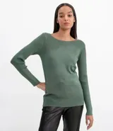 Suéter de punto color verde, con cuello barco, mangas largas y textura acanalada.