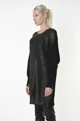 Sweater tejido de largo relajado con efecto brillante en la parte delantera y mangas lisas, ideal para combinar con diferentes estilos.