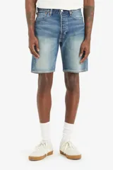 Short de mezclilla sin estiramiento, con cierre de botón y diseño clásico en lavado claro.