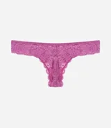 Bombacha bikini hilo color rosa con encaje floral y moña en la cintura.