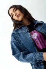 Campera bomber oversize de jean con lavado ácido y cierre frontal con cremallera.
