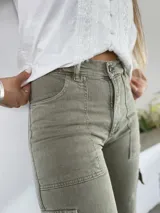 Pantalón cargo verde militar de tiro alto, corte recto y bolsillos laterales.
