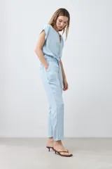 Pantalón celeste de lyocell, tipo pijama, con cintura elástica y corte recto.