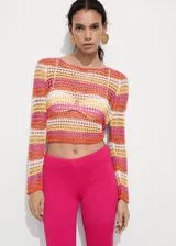 Pantalón acampanado color fucsia de tejido de punto trenzado con cintura elástica y aberturas en el ruedo.