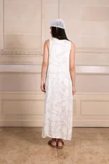 Vestido largo sin mangas con estampado batik en tonos celeste y gris, escote en V y aberturas laterales.