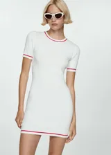 Vestido corto blanco de tejido de punto fino, con cuello redondo y terminaciones en contraste color rojo.