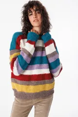 Sweater tejido de punto con diseño a rayas horizontales de colores: blanco, marrón, lila, turquesa, rojo y mostaza.