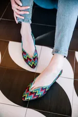 Ballerinas con tejido de relieve en zigzag en tonos rojo, amarillo, rosa, morado y celeste con ribete en contraste. Con plantilla intercambiable de lana y piel.