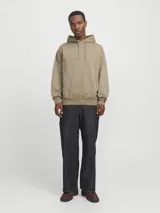 Buzo con capucha color arena, de algodón y fit holgado. Tiene capucha forrada en el mismo tejido, bolsillo canguro y mangas largas.