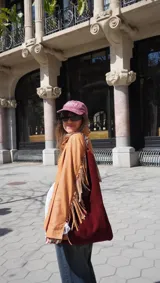 Campera de cuero color marrón claro, con flecos en la espalda y mangas.